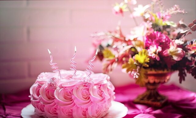 Jak obsypać boki tortu posypką?