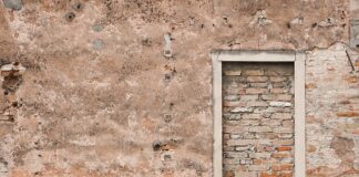 Ile musi chłodzić się tort przed tynkowaniem?