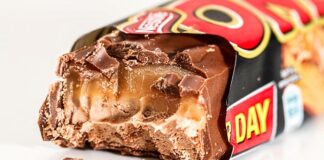 Czy można dać opłatek na tort dzień wcześniej?